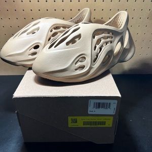 Size 9 adidas Yeezy foam runner ‘ochre’